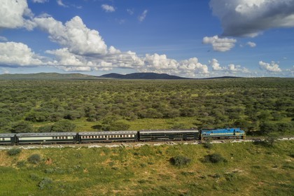 Namibie, région de Otjozondjupa, le train Shongololo express traversant le bush namibien vers Kalkfeld (vue aérienne)