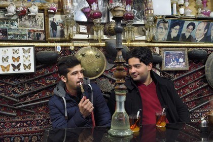 Iran, province d'Ispahan, Ispahan, la maison de thé et restaurant Chai Khaneh Azadegan, homme fumant la pipe à eau