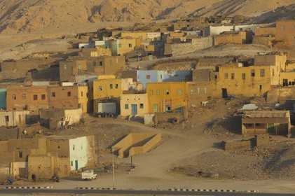 Egypte, Haute Egypte, vallée du Nil, environs de Louxor, Thèbes Ouest, nécropole thébaine, vieux village de Gournah au pied des Tombes des Nobles (vue aérienne)