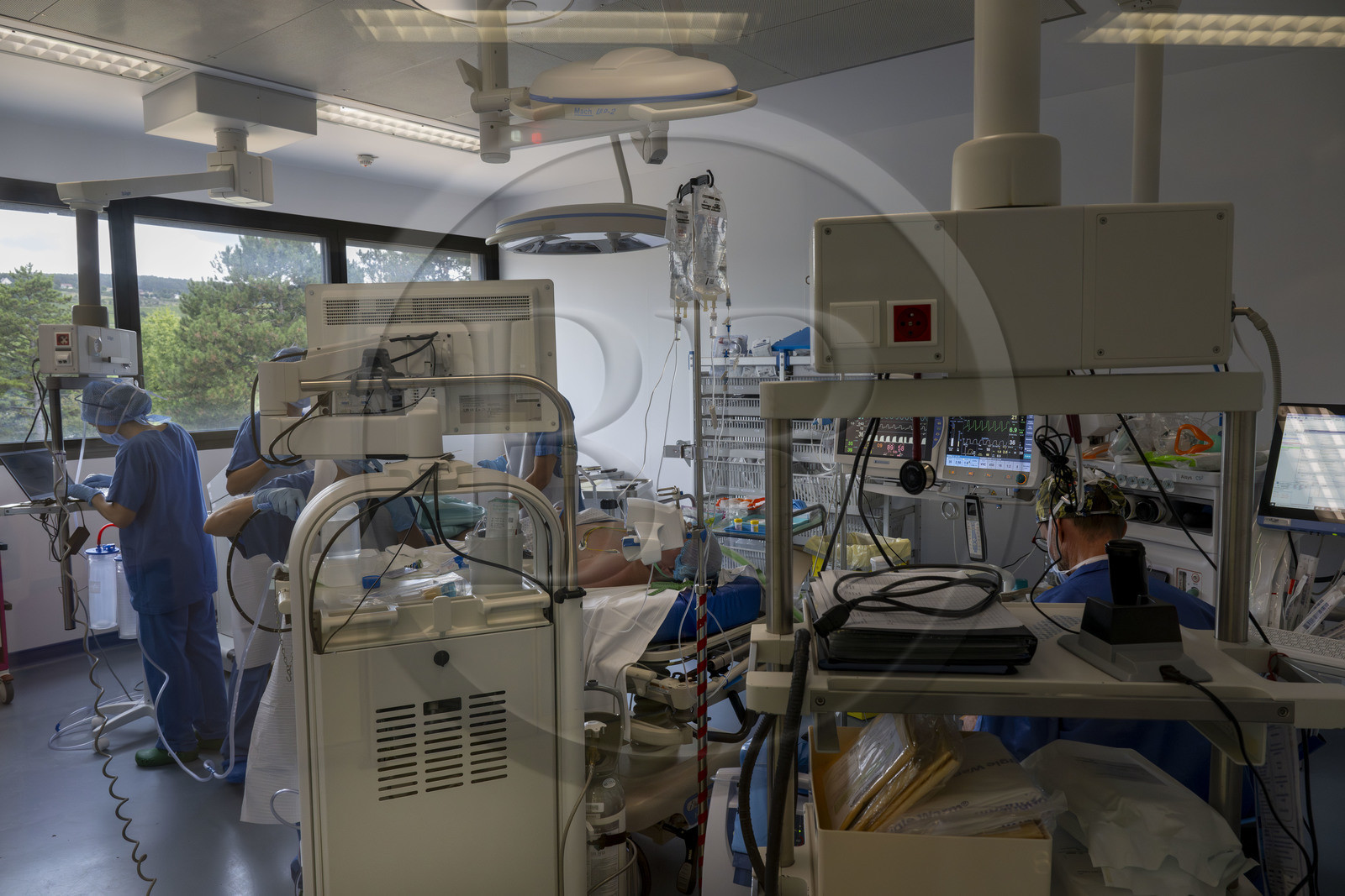 France, Côte-d'Or (21), les climats de Bourgogne classés Patrimoine Mondial de l'UNESCO, Beaune, Hospices Civils de Beaune, le centre hospitalier, du materiel spécifique et complémentaire équipe des salles d'opérations grâce aux revenus de l’Hôtel-Dieu et du domaine viticole des Hospices de Beaune