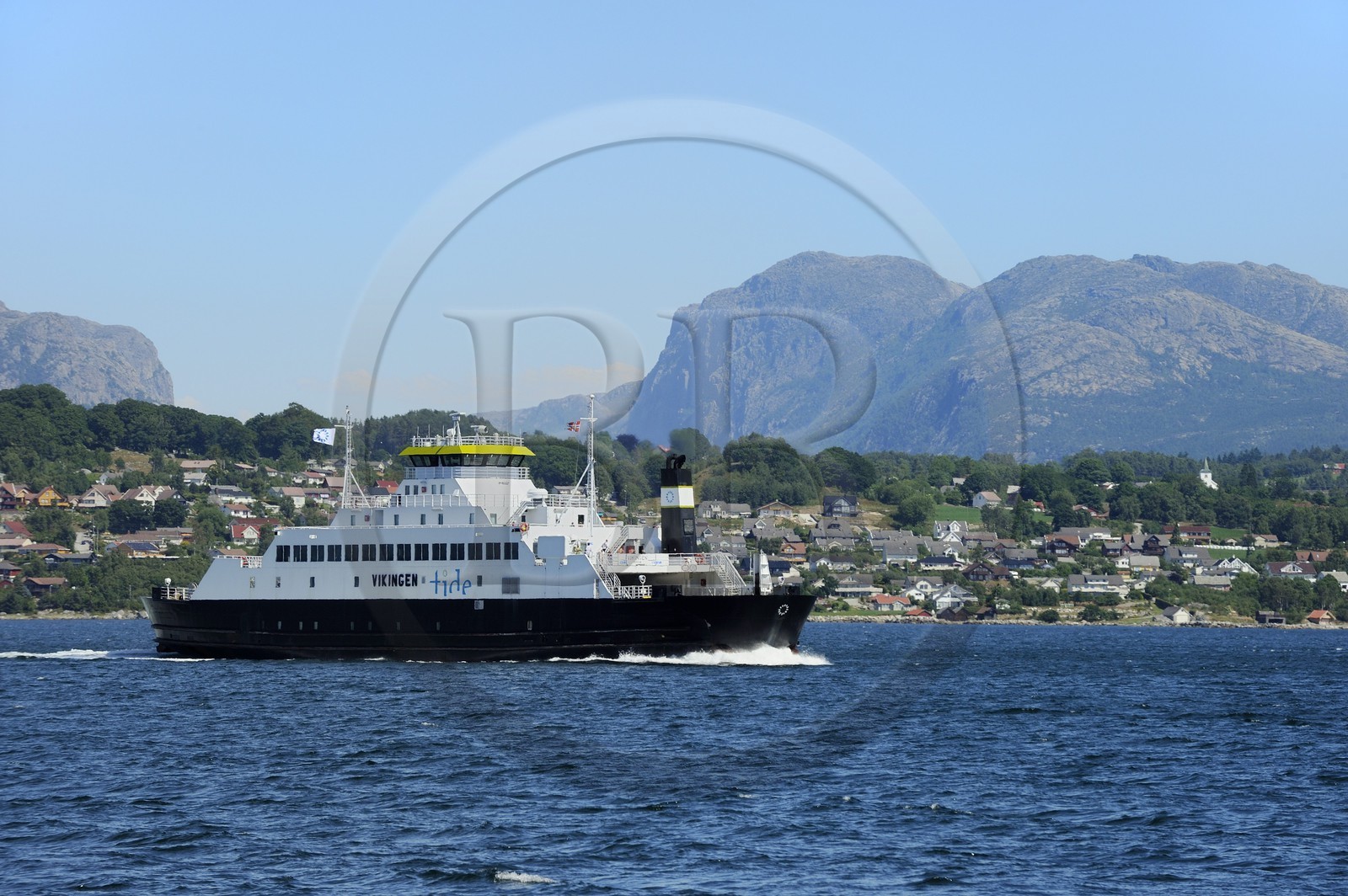 Norvège, Rogaland, région de Stavanger, ferry en approche du village de Tau