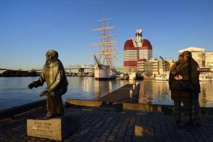 Suède, Västra Götaland, Göteborg (Gothenburg), le gratte-ciel Götheborgs-utkiken et le voilier Viking sur les quais du bassin Lilla bommens hamm