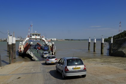 France, Seine-Maritime (76), Quillebeuf-sur-Seine dans l'Eure, bac effectuant la traversée de la Seine et raffinerie de Port-Jérôme