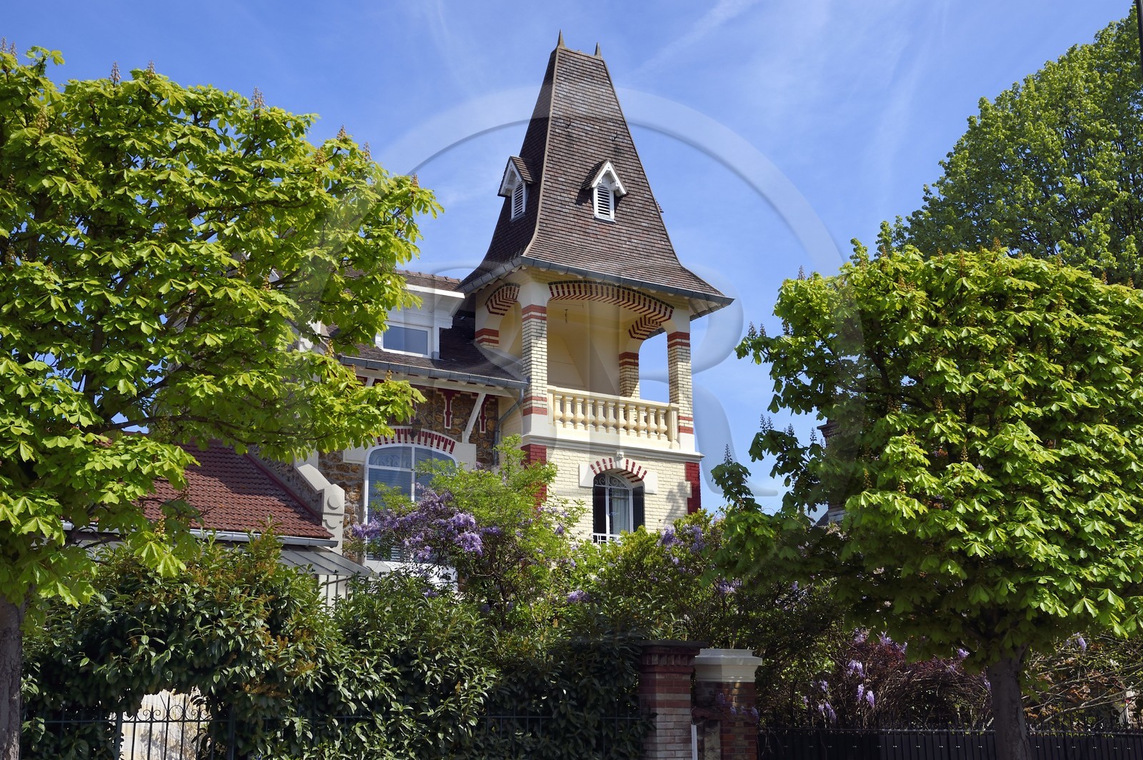 France, Val-de-Marne (94), Champigny-sur-Marne, quartier pavillonnaire en bordure du parc du Tremblay