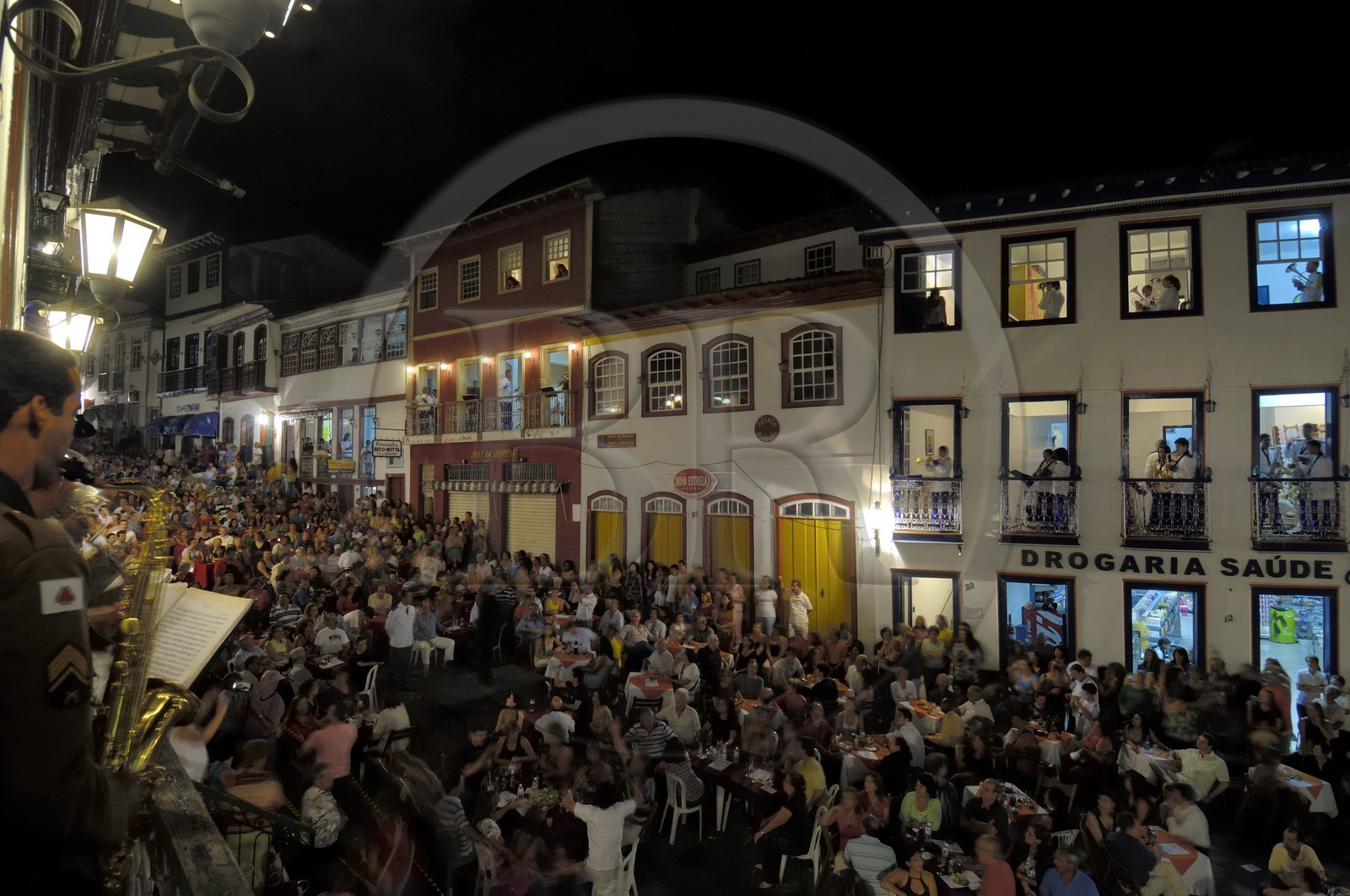 Brésil, Etat du Minas Gerais, ville de Diamantina, centre historique classé Patrimoine Mondial de l 'UNESCO, à l'occasion d'un grand concert de rue bi mensuel, les deux ochestres de la ville jouent perchés aux fenêtres entourant la petite place (Route de l'or, Estrada Real)