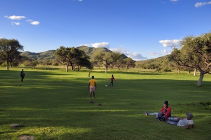 Namibie, région de Khomas, nord de Windhoek, Okapuka Ranch, le parc du lodge