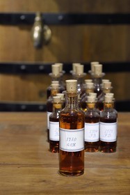 France, Charente (16), Cognac, les chais de vieillissement de la Maison de cognac Hennessy, échantillons d'eaux-de-vie extraites de différents tonneaux et en attente d'être mélangées pour créer des cognacs, coupe première au premier plan