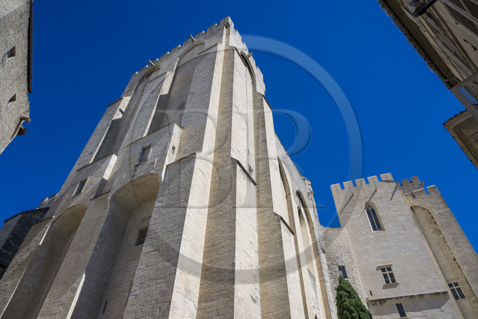France, Vaucluse (84), Avignon, Palais des Papes classé Patrimoine mondial de l'UNESCO, tour Saint-Laurent située à l'angle de la place de la Mirande et de la rue Peyrolerie au sud-est du palais