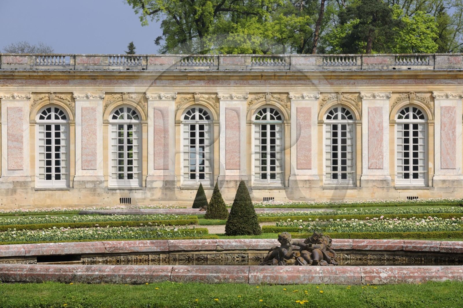 France, Yvelines (78), château de Versailles, classé Patrimoine Mondial de l'UNESCO, le Grand Trianon, extérieur de la galerie