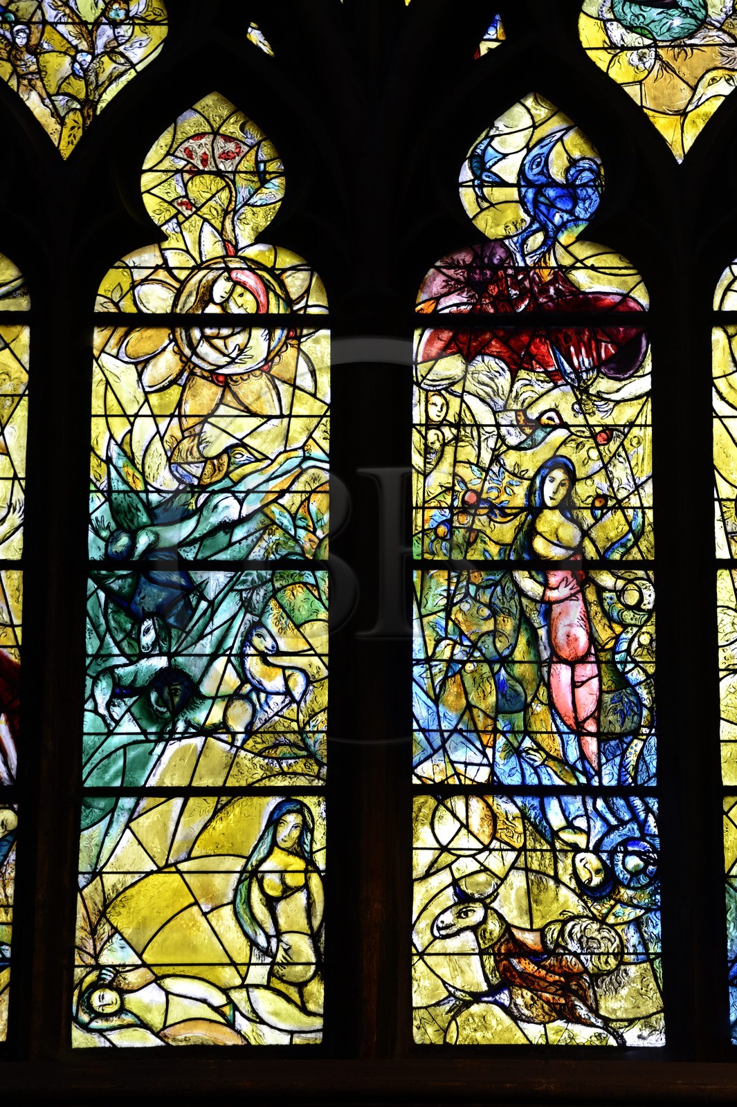 France, Moselle (57), Metz, la cathédrale Saint-Etienne, vitraux du déambulatoire nord avec pour sujets des épisodes de l’Ancien Testament par Marc Chagall (XXe siècle) réalisés par l’atelier Simon-Marq à Reims (droits réservés)