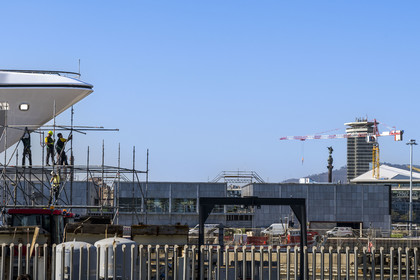 Espagne, Catalogne, Barcelone, La Barceloneta, Port Vell, chantier maritime et la colonne Christophe Colomb en arrière plan