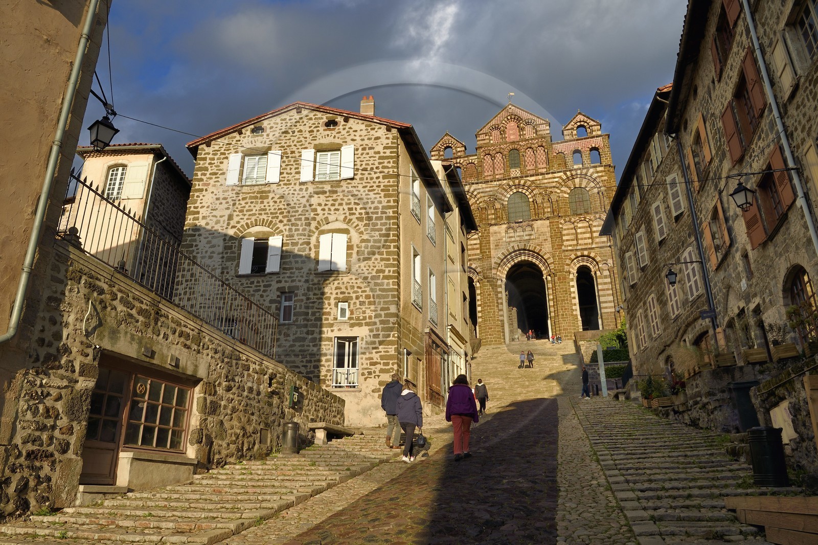 France, Haute-Loire (43), Le Puy-en-Velay, étape des chemins de Compostelle, la rue des Tables menant à la cathédrale Notre-Dame-de-l’Annonciation du XIIe siècle classée Patrimoine Mondial de l'UNESCO