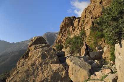 Sultanat d'Oman, Gouvernorat d'Al-Batina du Sud, Hajar occidental, Wadi Mistall, village de Wakan (Wukan), le sentier de randonnée monte vers le sommet du Qarn Wukan (2501m) en arrière plan
