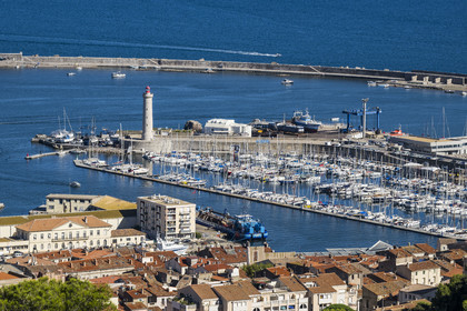 France, Hérault (34), Sète, le port de plaisance et le phare du mole Saint-Louis