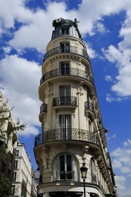 France, Paris (75), immeuble haussmannien à l'angle de la rue de Hanovre et de la rue du Quatre-septembre