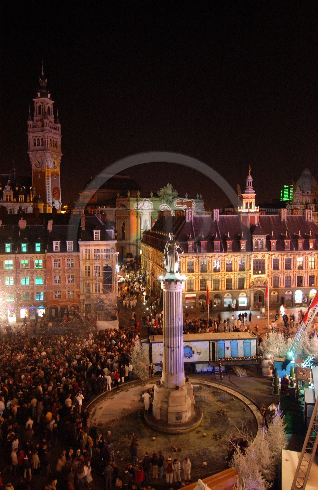 France, Nord (59), Lille 2004, la déesse sur la Grand' Place (place Charles de Gaulle) avec la foule des grands jours France, Nord (59), Lille 2004, la déesse sur la Grand' Place (place Charles de Gaulle) avec la foule des grands jours