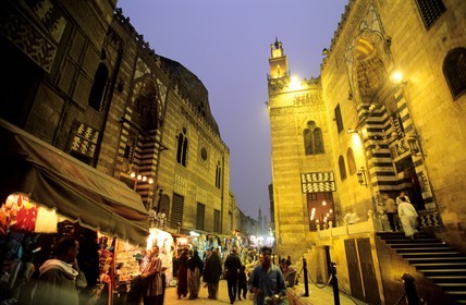 Egypte, Le Caire, la vieille ville musulmane, rue El-Muizz et Médersa du Sultan El-Ghouri