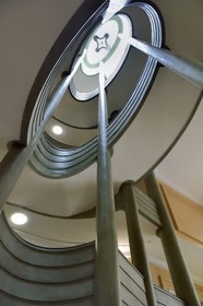 France, Alpes-Maritimes (06), Nice, quartier des Baumettes, l'immeuble Art déco Le Gloria Mansions, escalier monumental en colimaçon coiffé d’une grande verrière