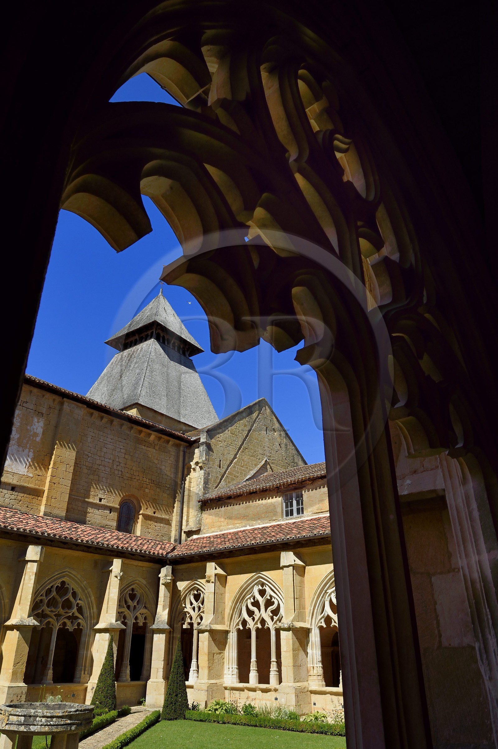 France, Dordogne (24), Périgord Noir, Le Buisson-de-Cadouin, abbaye de Cadouin, étape sur le chemin de Compostelle, site classé Patrimoine Mondial de l'UNESCO, le cloitre du XVe siècle