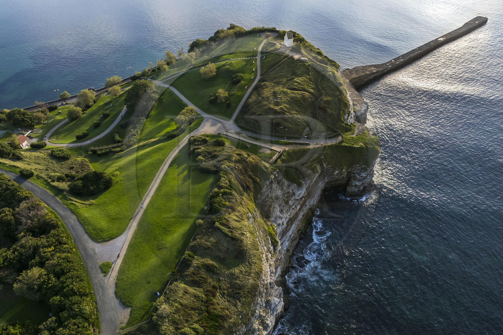 France, Pyrénées-Atlantiques (64), la côte du Pays-Basque, Saint-Jean-de-Luz, le sentier du littoral sur le GR 8 passant sur la falaise de flysch de la pointe Sainte-Barbe, sorte de mille-feuille alternant roches dures et roches tendres, qui ferme la baie de Saint-Jean-de-Luz (vue aérienne) France, Pyrénées-Atlantiques (64), la côte du Pays-Basque, Saint-Jean-de-Luz, le sentier du littoral sur le GR 8 passant sur la falaise de flysch de la pointe Sainte-Barbe, sorte de mille-feuille alternant roches dures et roches tendres, qui ferme la baie de Saint-Jean-de-Luz (vue aérienne)
