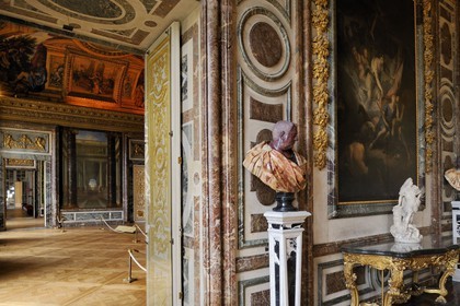 France, Yvelines (78), château de Versailles, classé Patrimoine Mondial de l'UNESCO, les Grands Appartements, salon de Diane et salon de Venus en arrière plan