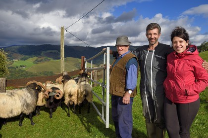 France, Pyrénées-Atlantiques (64), Pays-Basque, vallée des Aldudes, Urepel, Philippe Casiriain, éleveur de brebis manech tête noire, avec son père et sa fille