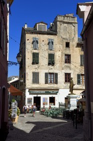 France, Haute-Corse (2B), Corte, le Bar de la Haute Ville sur la place Gaffori