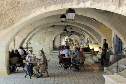 France, Gard (30), Uzès, classée ville d'art et d'histoire, restaurant sous les arcades entourant la Place aux Herbes