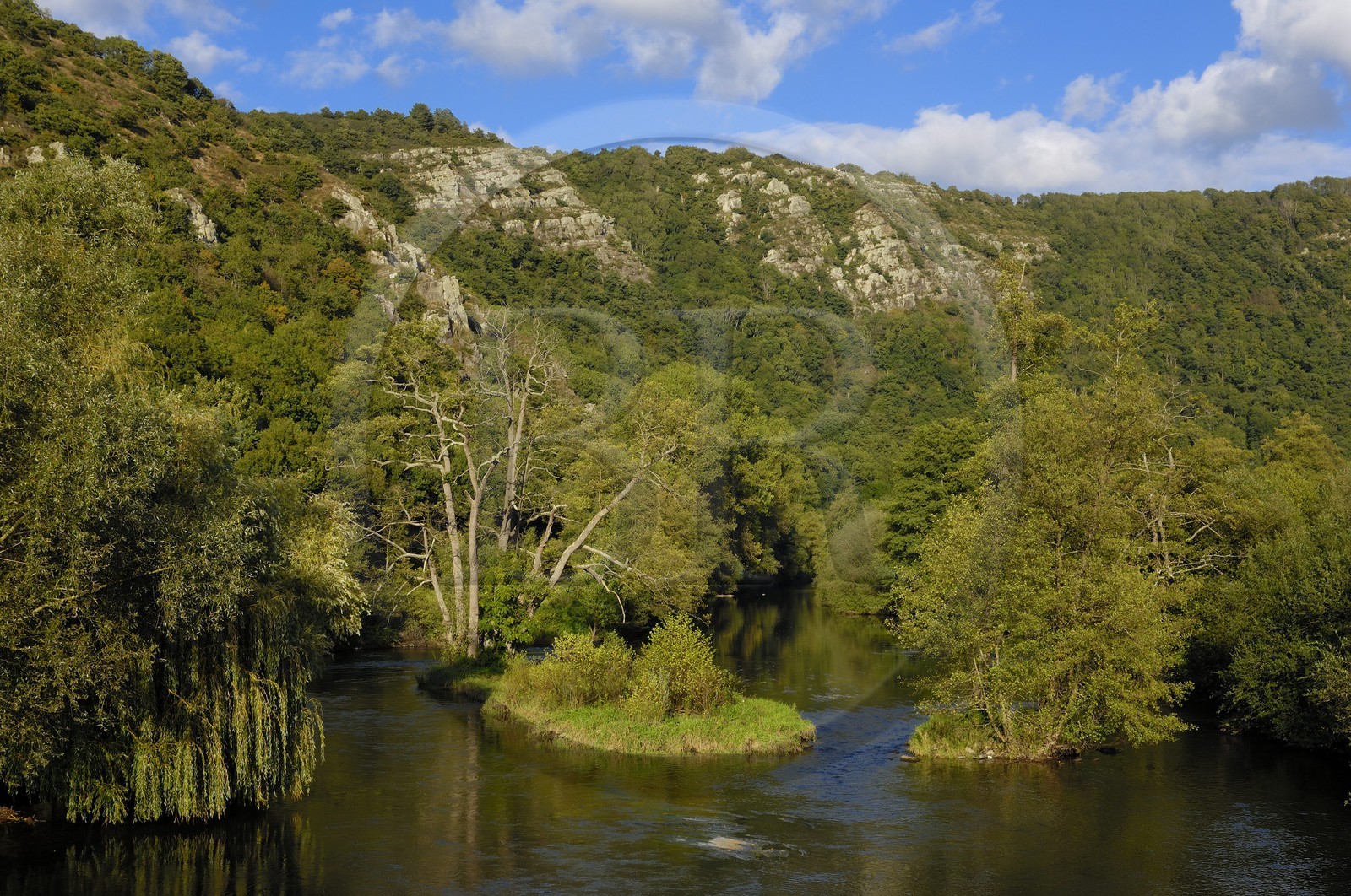 France, Calvados (14), la Suisse normande, Clécy, la vallée de l'Orne au pied du Pain de Sucre