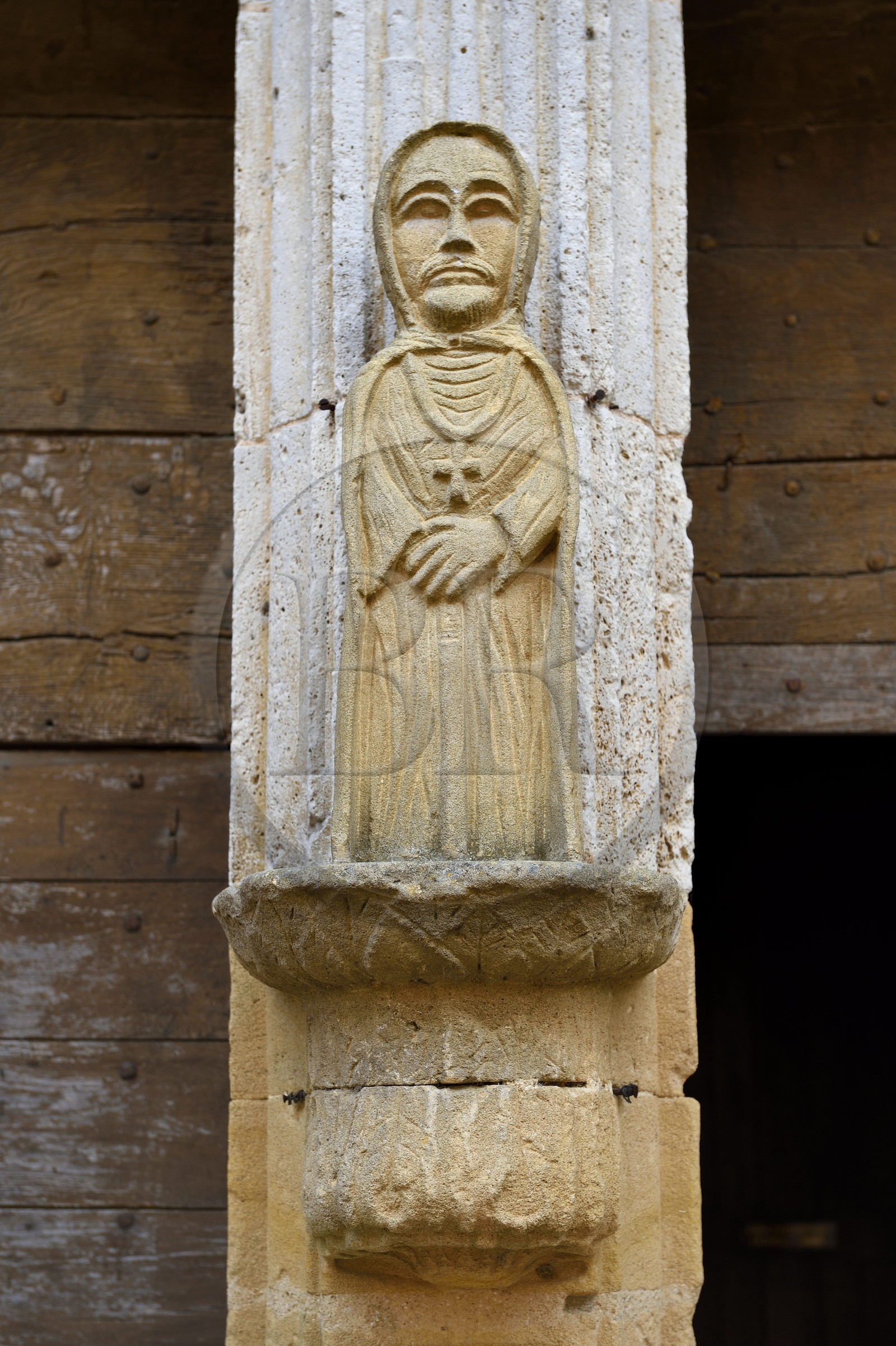 France, Dordogne (24), Périgord Pourpre, Monpazier, labellisé Les Plus Beaux Villages de France, statue devant la porte de la facade occidentale de l'église Saint-Dominique