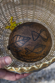 France, Guyane, Kourou, Centre Culturel amérindien Kalawachi, ateliers de gravure sur calebasse