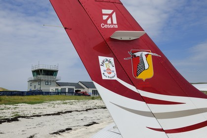 Royaume-Uni, Ecosse, Hébrides extérieures, Ile de Barra, plage à marée basse de la côte Nord qui est aussi la piste de l'aéroport de Barra
