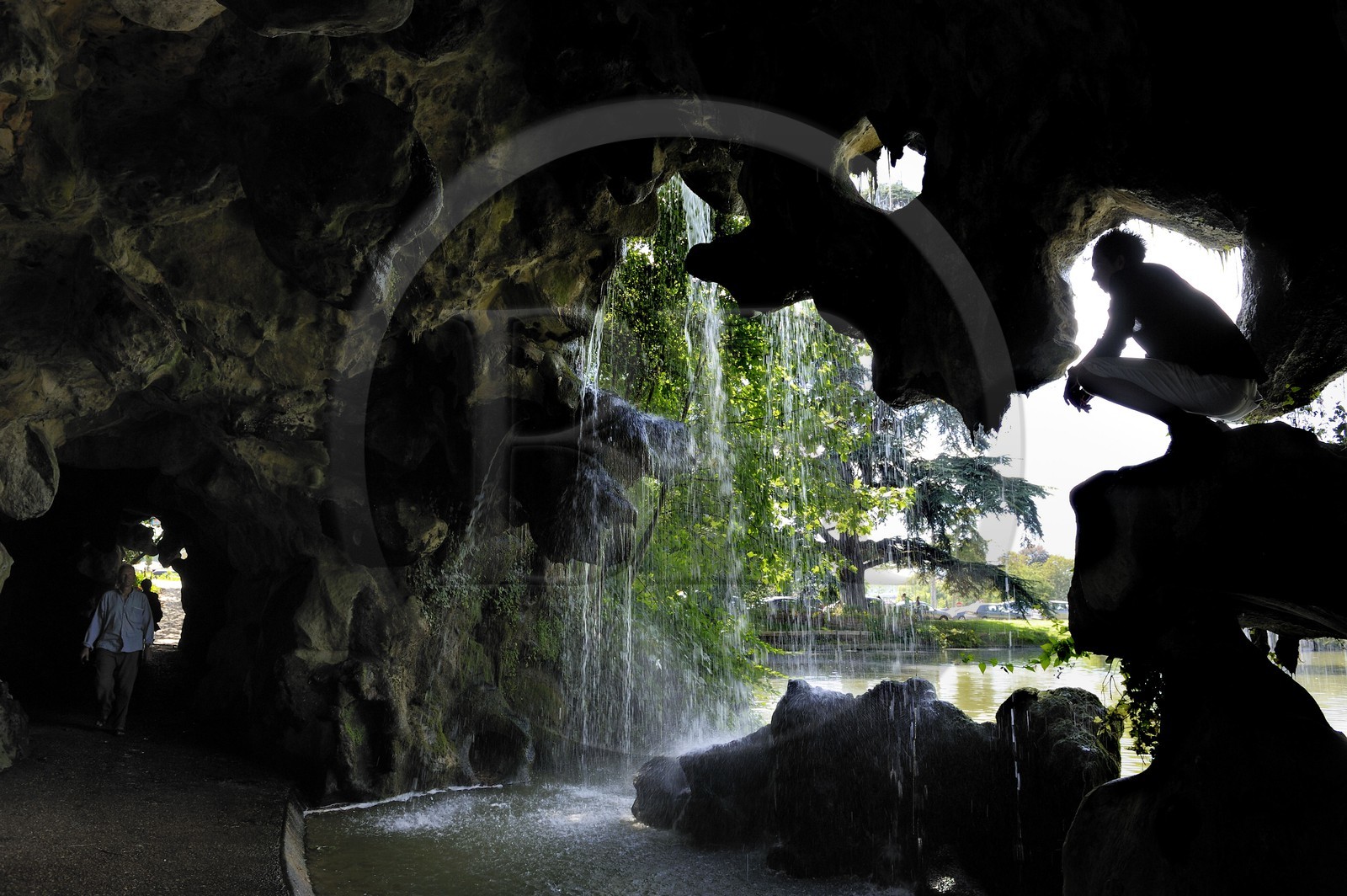 France, Paris (75), le Bois de Boulogne, la Grande Cascade derrière l'Etang des Reservoirs France, Paris (75), le Bois de Boulogne, la Grande Cascade derrière l'Etang des Reservoirs