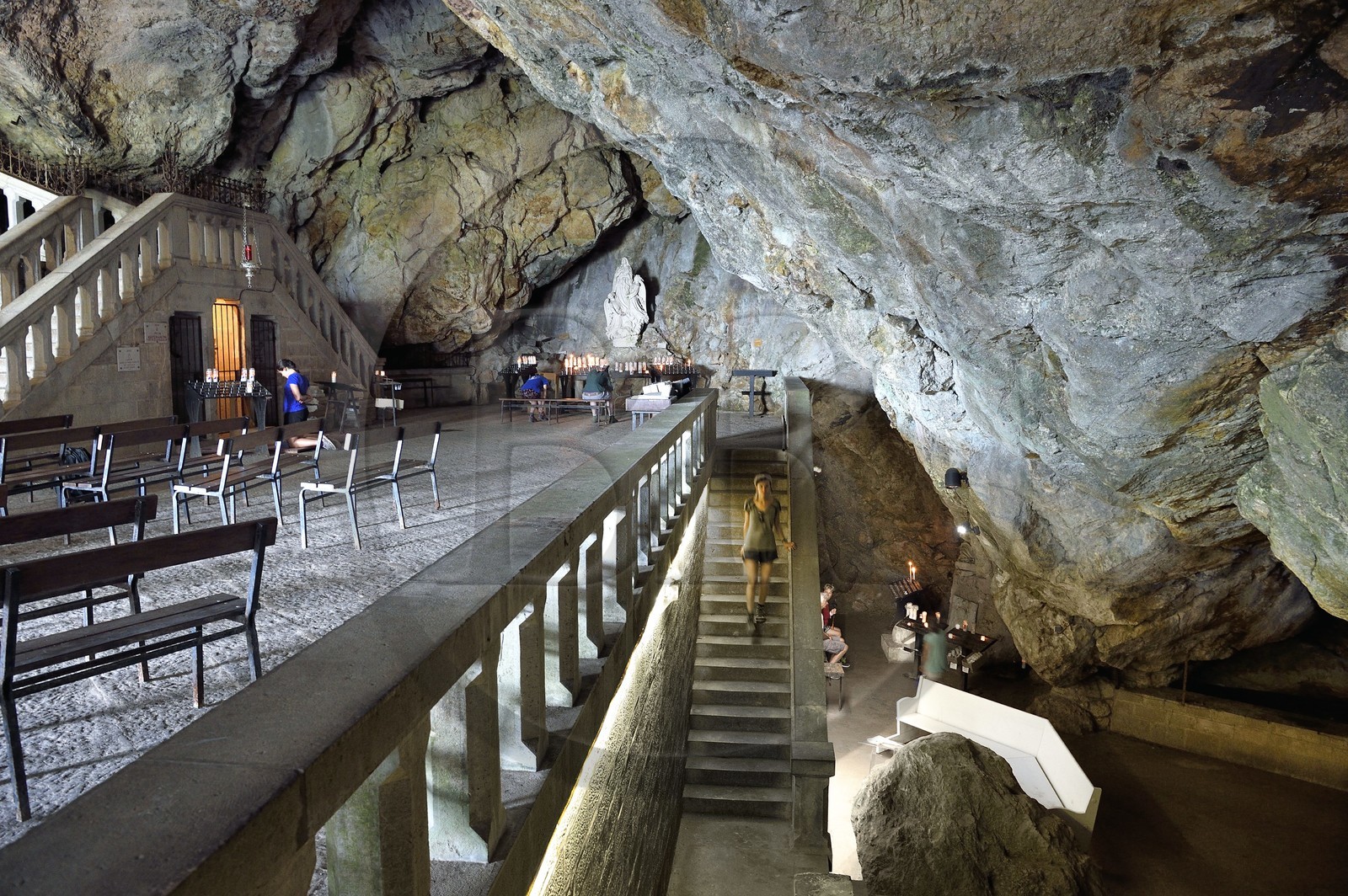 France, Var (83), Plan-d'Aups-Sainte-Baume, massif de la Sainte-Baume, prière devant les reliques dans la grotte sanctuaire de Sainte Marie-Madeleine