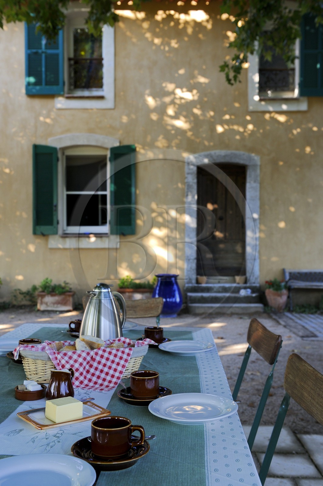France, Var (83), Provence Verte, Bras, vers Saint-Maximin-la-Sainte-Baume, la maison d'hôtes Le Peyrourier, une campagne en Provence, table dressée de petit déjeuner