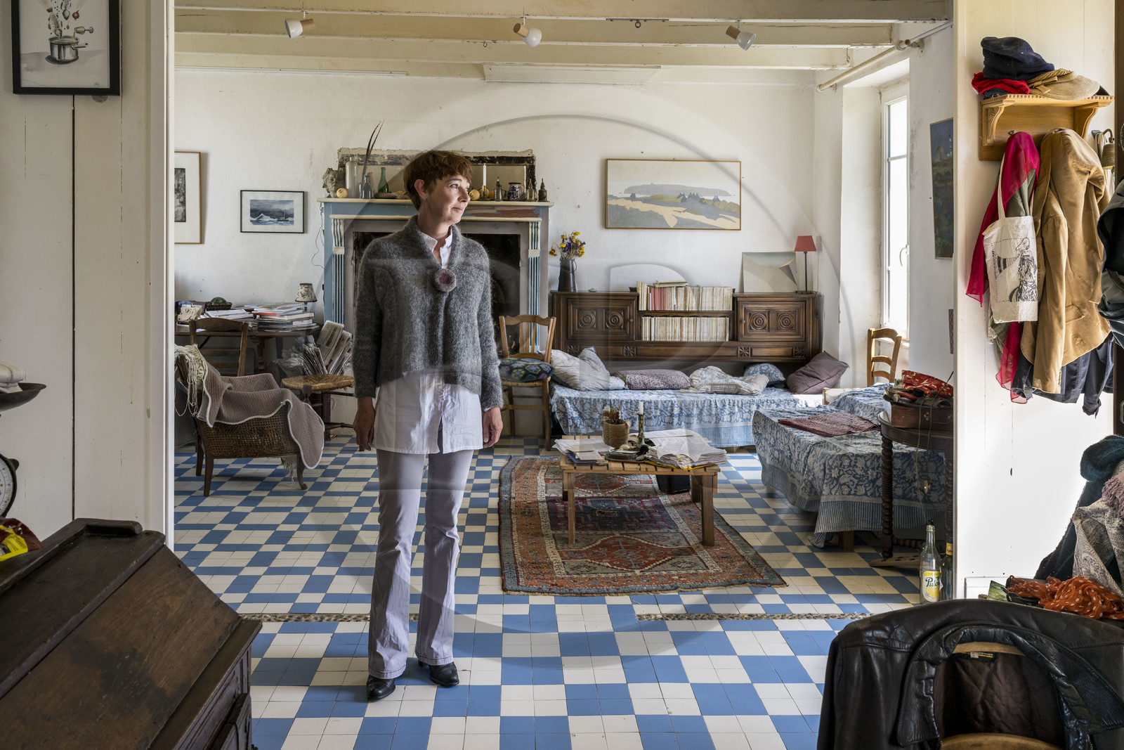 France, Finistère (29), Mer d'Iroise, Ile d'Ouessant, hameau de Keranchas, l'éditrice Helene Prigent dans sa maison