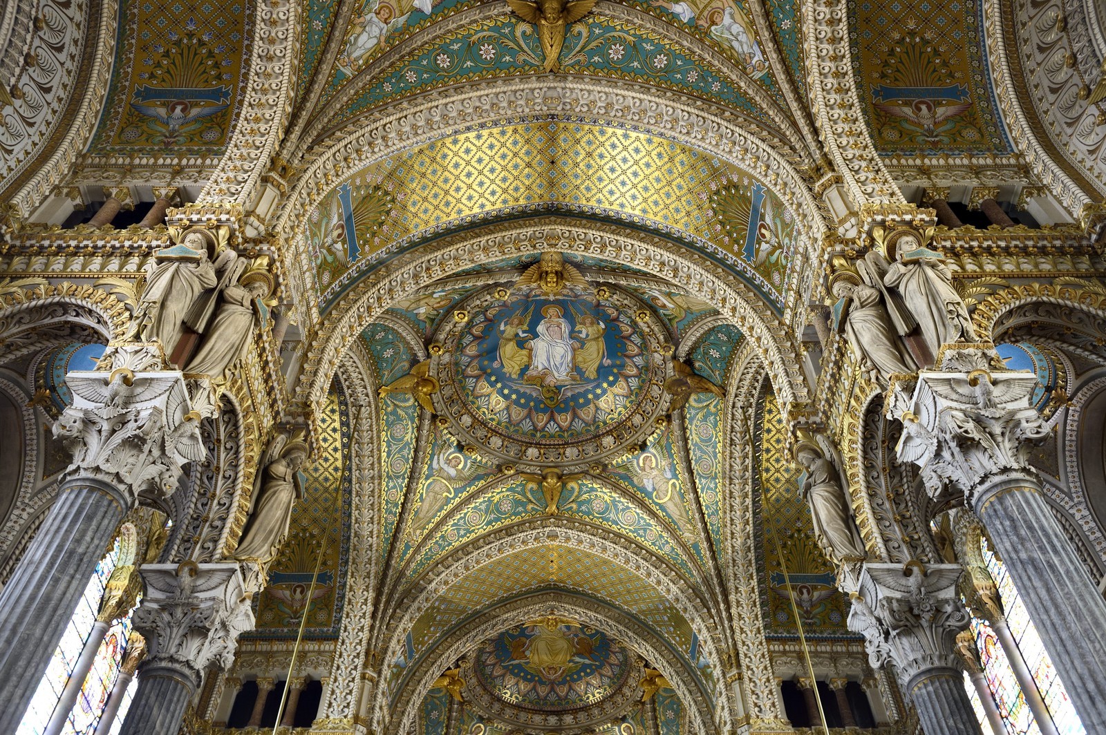 France, Rhône (69), Lyon, site historique classé Patrimoine Mondial de l'UNESCO, Basilique Notre Dame de Fourvière, la nef