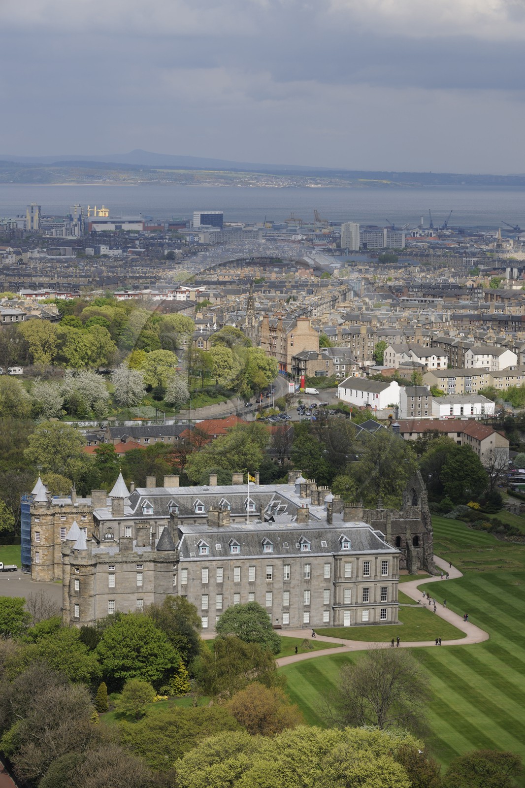 Royaume-Uni, Ecosse, Edimbourg, le palais royal de Holyrood et la ville qui s'étend jusqu'au Firth of Forth