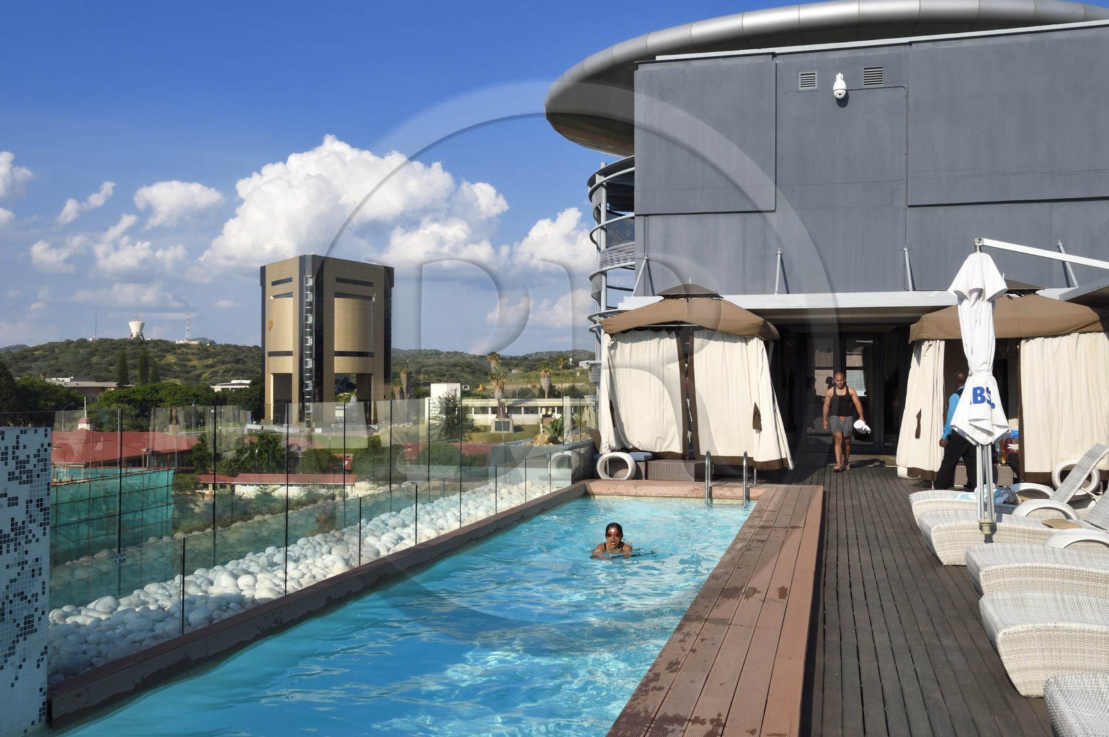 Namibie, région de Khomas, Windhoek, la piscine sur la terrasse de l'hotel Hilton et le Independence Memorial Museum construit par la Corée du Nord en arrière plan