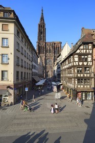 France, Bas-Rhin (67), Strasbourg, vieille ville classée au Patrimoine Mondial de l'UNESCO, la cathédrale Notre-Dame et la rue mercière