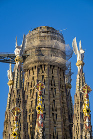 Spain, Catalonia, Barcelona, Eixample district, Sagrada Familia basilica by Catalan modernist architect Antoni Gaudi, listed as a UNESCO World Heritage Site, bell towers topped with pinnacles surrounding the central ciborium and the future central tower (Tower of Jesus Christ)