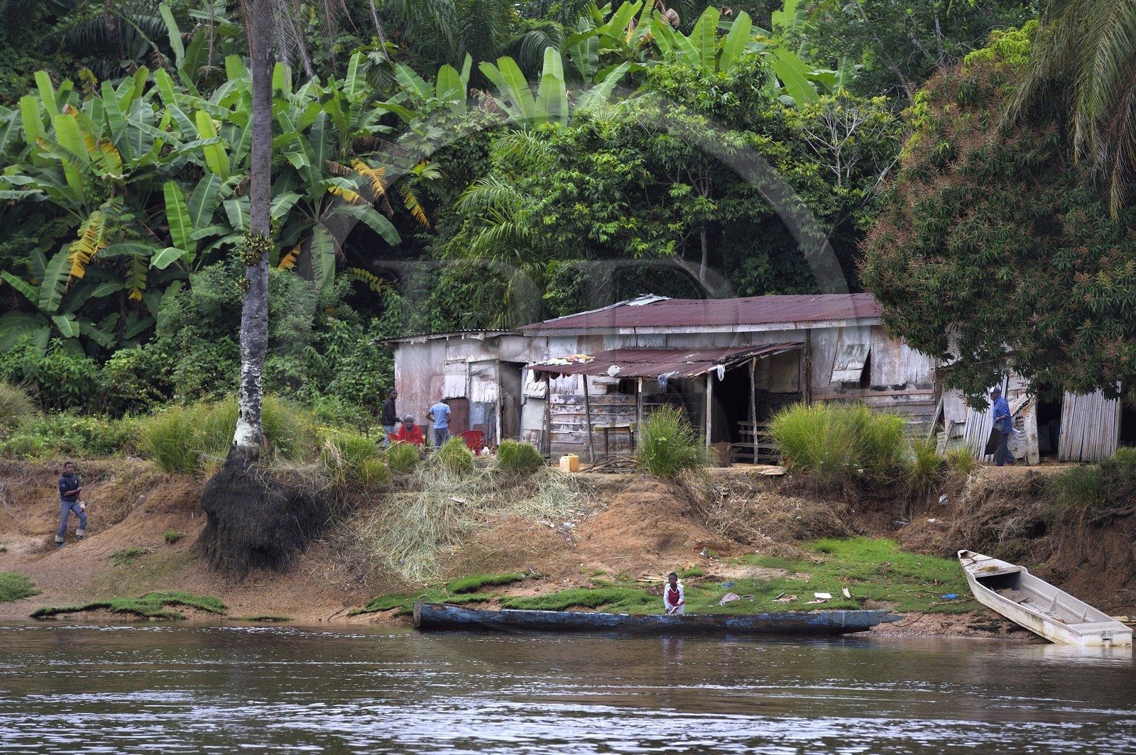 Gabon, Province du Moyen-Ogooué, région de Lambaréné, maisons de pecheurs en bordure du fleuve Ogooué Gabon, Province du Moyen-Ogooué, région de Lambaréné, maisons de pecheurs en bordure du fleuve Ogooué