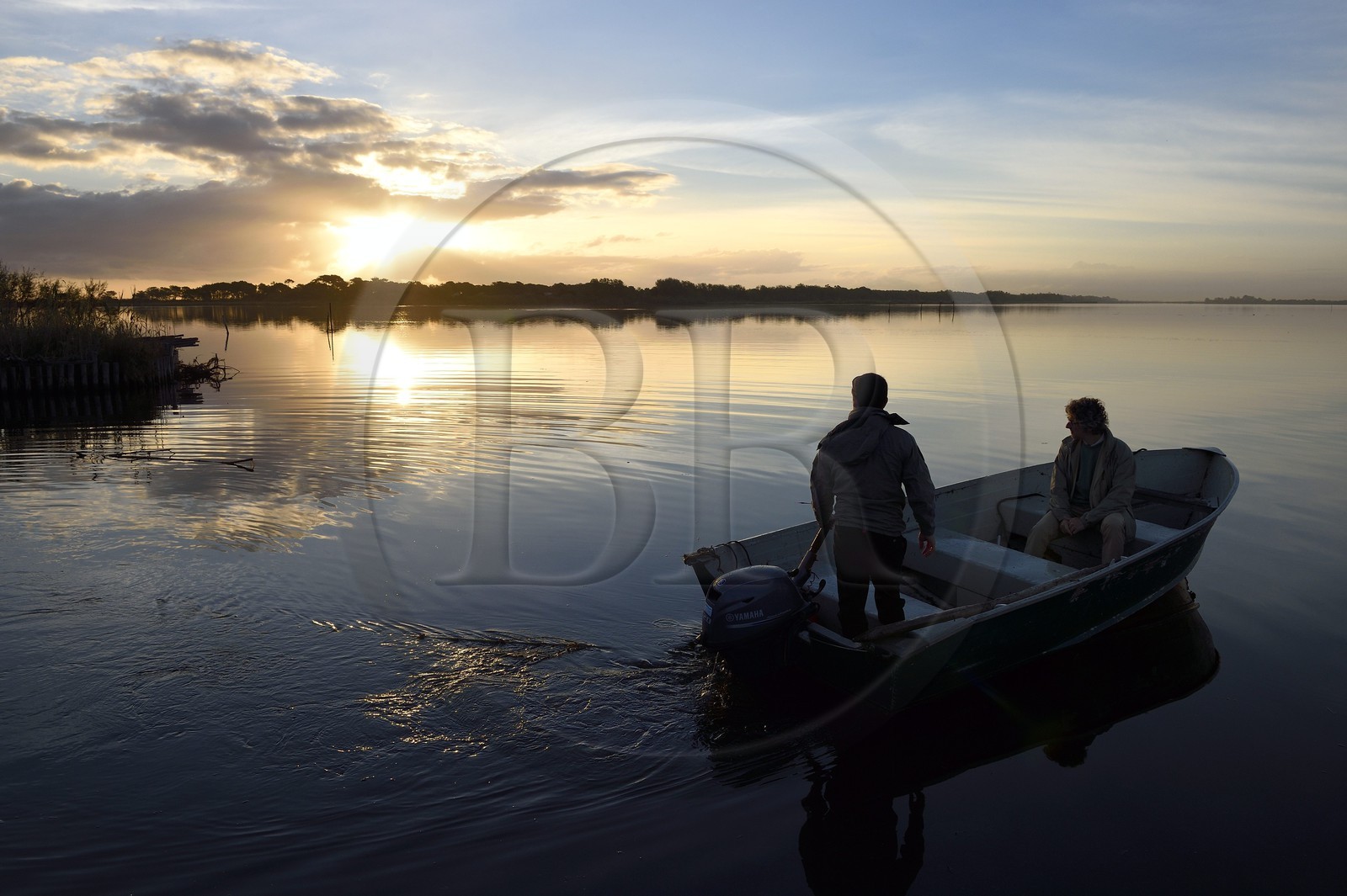 France, Haute-Corse (2B), l'étang de Biguglia (stagnu di Chjurlinu) à l'aube, Paul-Marie Ghipponi agent technique de la réserve naturelle de Corse (RNC) en patrouille sur l'étang