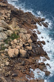 France, Côtes-d'Armor (22), Côte de Granit Rose, Perros-Guirec, Ploumanac'h, la pointe de Squewel et le phare de Mean Ruz (vue aérienne)