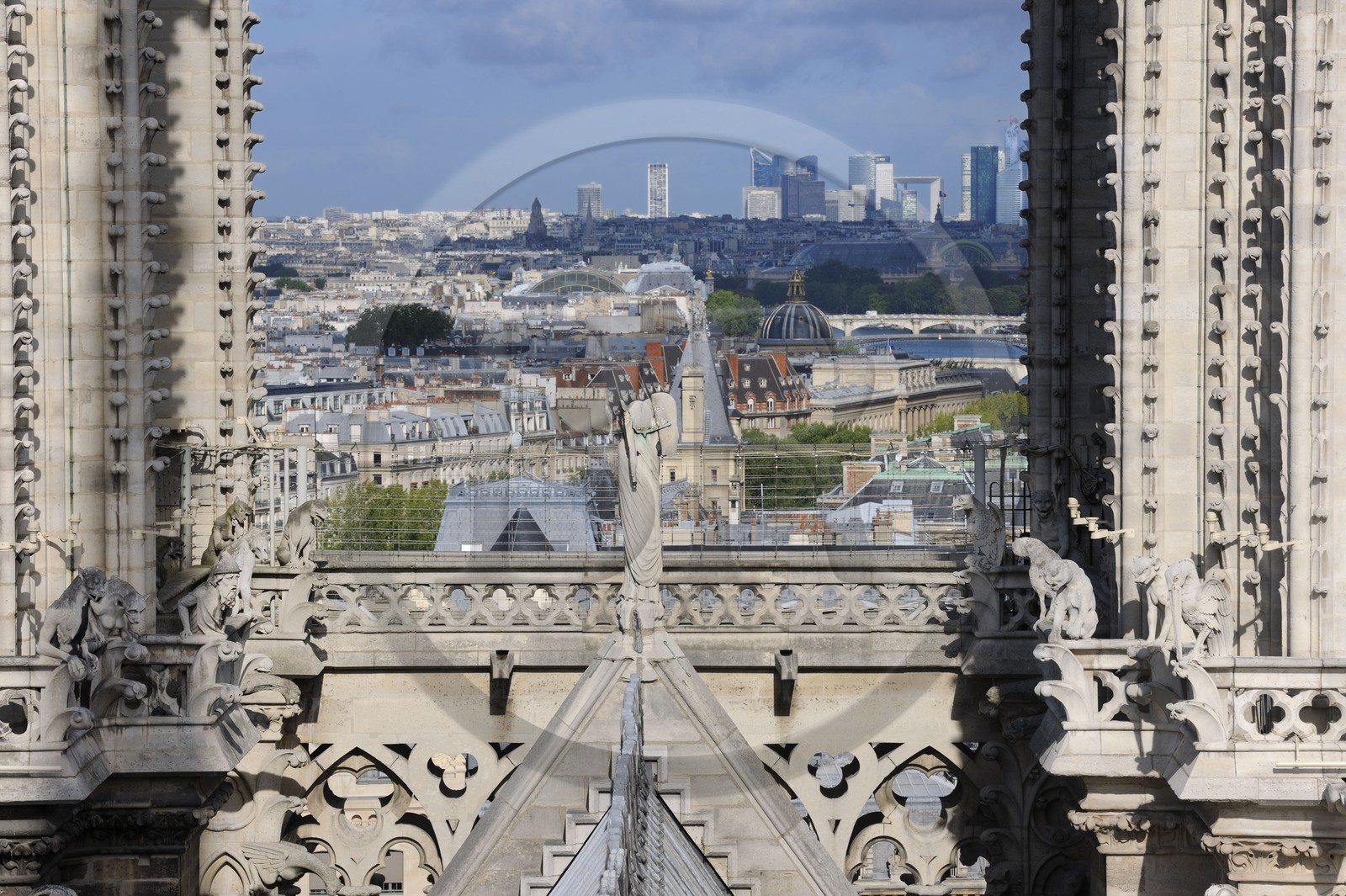 France, Paris (75), île de la Cité, la cathédrale Notre-Dame, la Défense entre les tours
