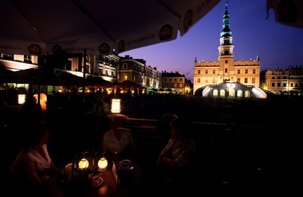 Pologne, région de Lublin, ville Renaissance de Zamosc classé Patrimoine Mondial de l' UNESCO, terrasse de restaurant sur la place du marché et l' Hôtel de ville