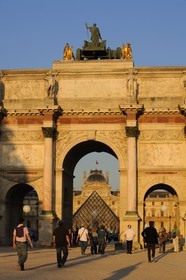 France, Paris (75), Arc de Triomphe de la place du Carrousel du Louvre et Pyramide par l'architecte Ieoh Ming Pei en arrière-plan
