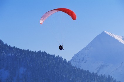 France, Haute Savoie, Portes du Soleil, Parasailing above Morzine