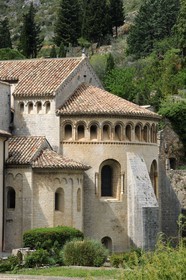 France, Hérault (34), village médiéval de Saint-Guilhem-le-Désert, étape du pélerinage de Saint-Jacques-de-Compostelle, labellisé Les Plus Beaux Villages de France, abbaye de Gellone du XIe siècle classée Patrimoine Mondial de l'UNESCO, chevet de l'église