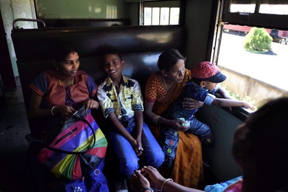 Sri Lanka, Province d'Uva, famille dans un wagon en gare de Badulla
